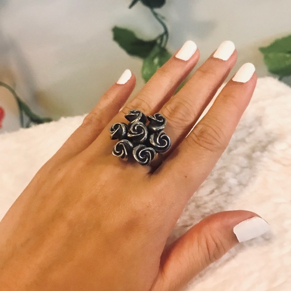 Vintage Sterling Silver Ring with Floral Motif Sz6